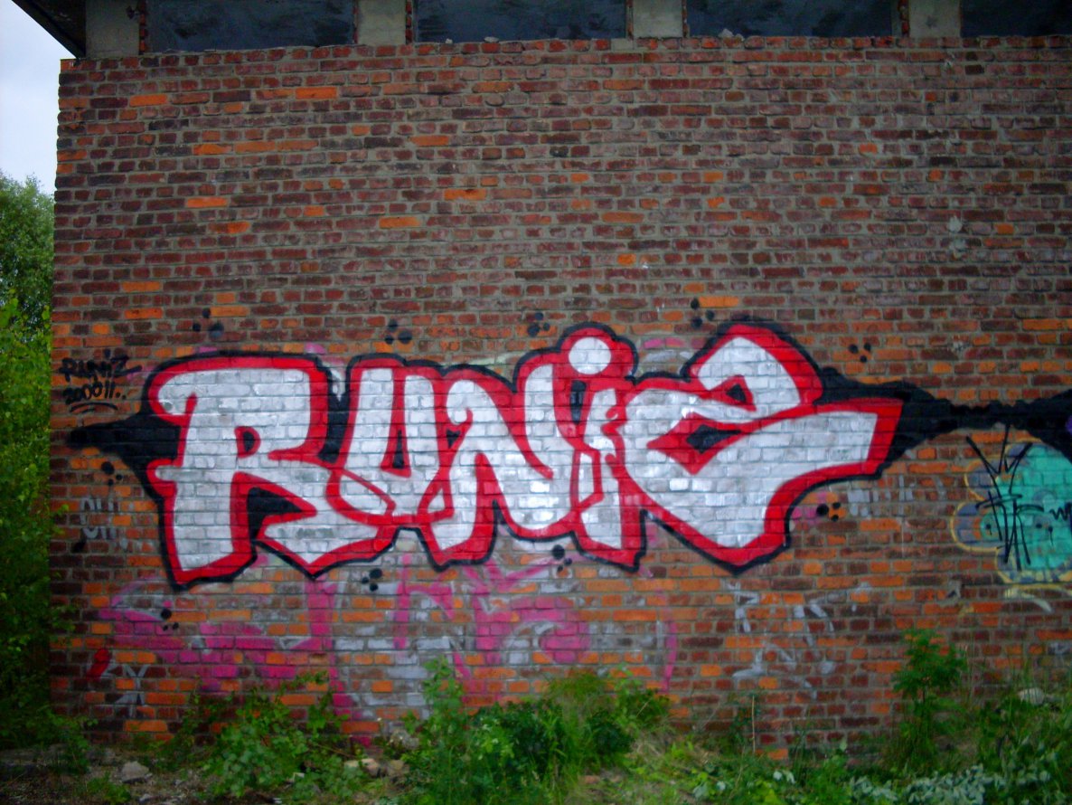 Graffiti Bombing - Photo by RUNIZ - runiz, poland (2011)