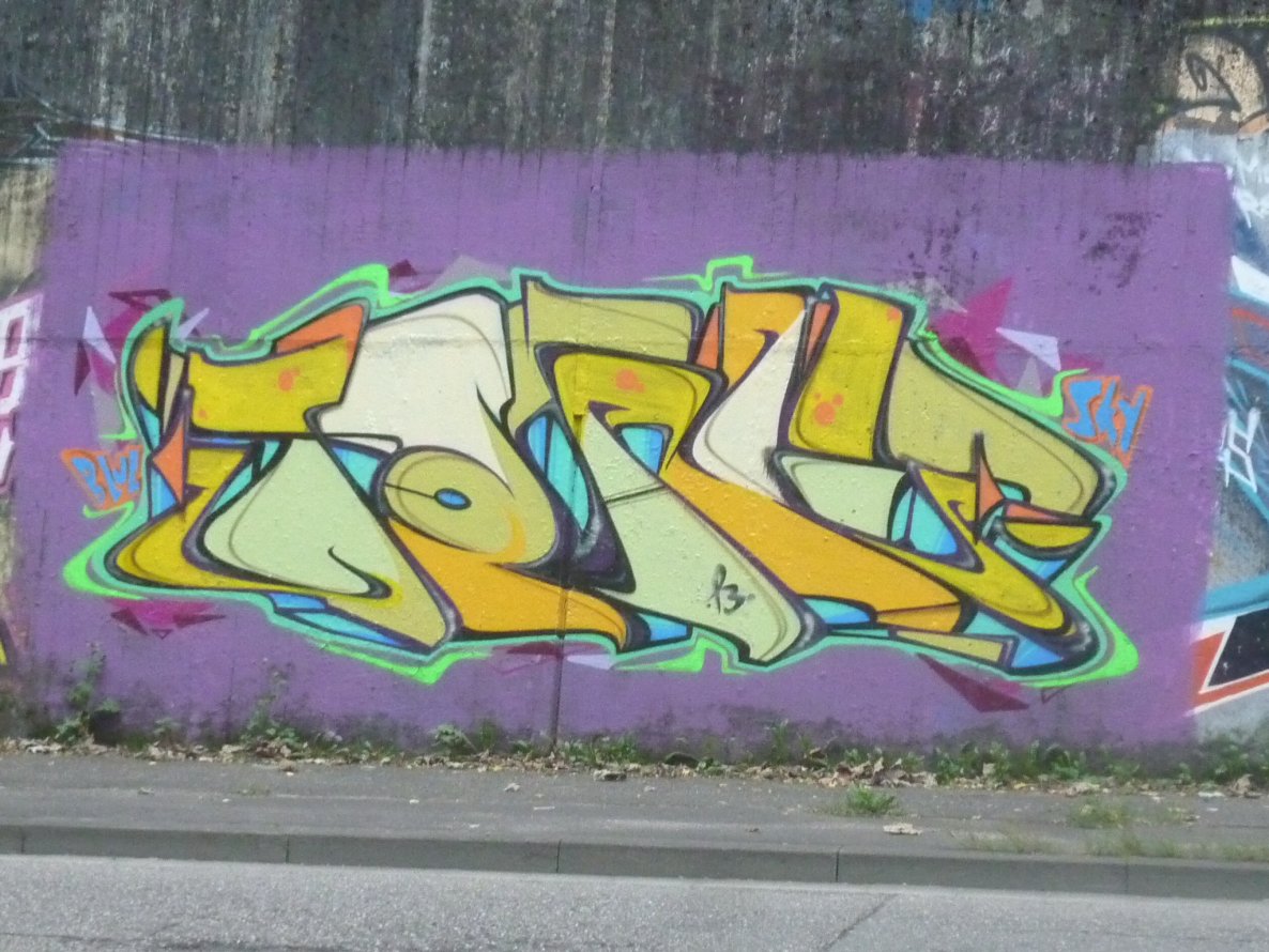 Graffiti Wall - Photo by Rames - tarks, blue, sky