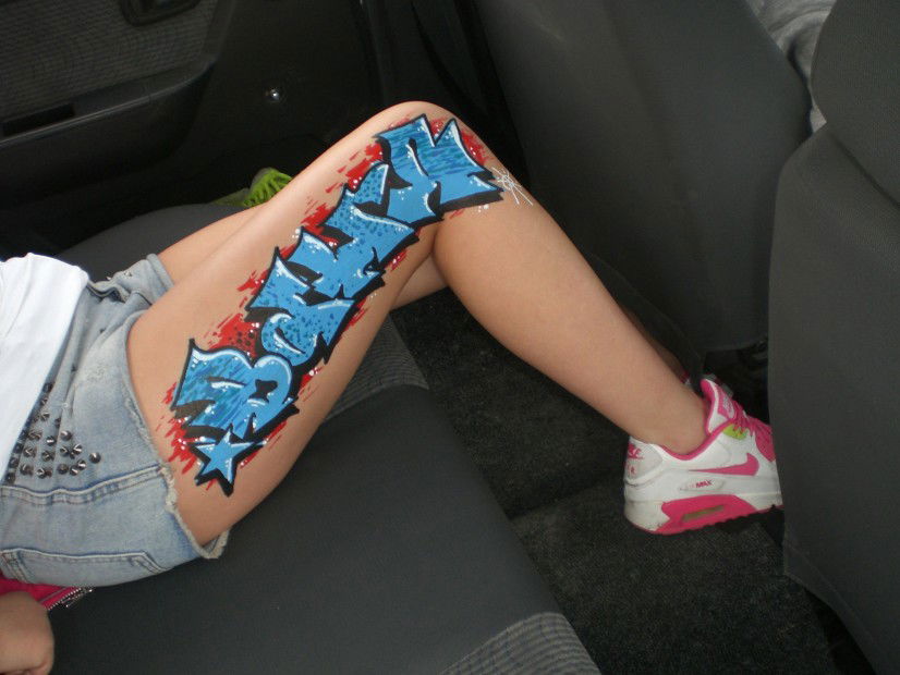 Graffiti Artwork in Paris - Photo by Razdvatri - ...