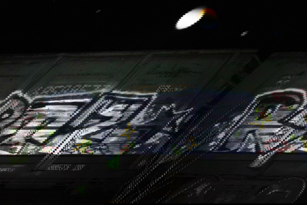 Graffiti Train - Photo by RealDopeTrip - Dekter