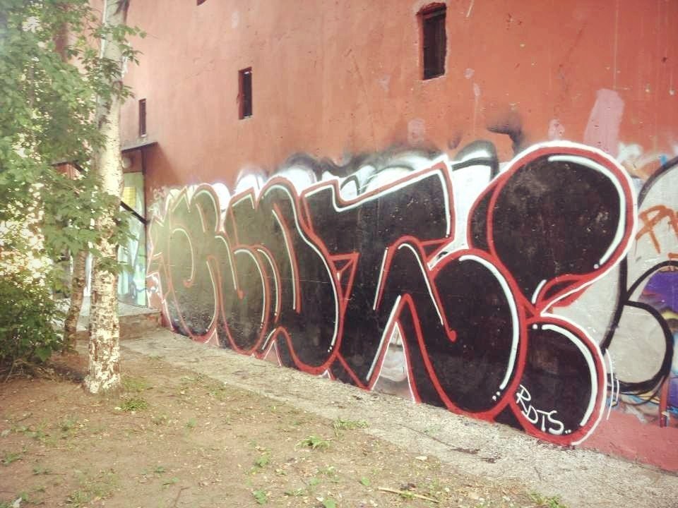 Graffiti Wall - Photo by RealDopeTrip - FoloMe