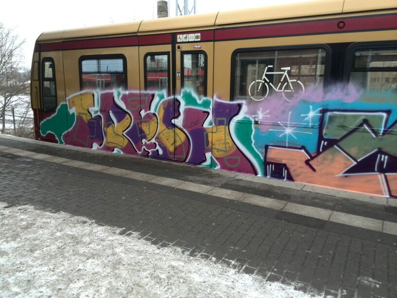 Graffiti Train - Photo by RealGOG - FRESH, BACKER, BACKE