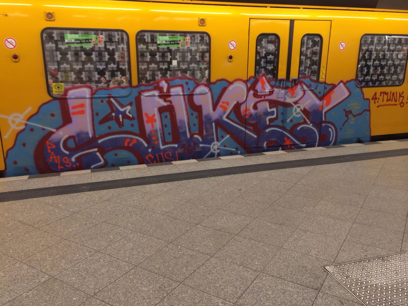 Graffiti Train - Photo by RedOrBlue - Lokey, Berlin, Ubahn