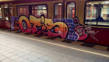 Graffiti Train - Photo by RedOrBlue - Oups, Otis, Rck