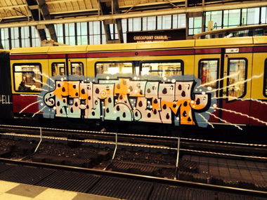 Graffiti Train - Photo by RedOrBlue - Fantom, hell, berlin