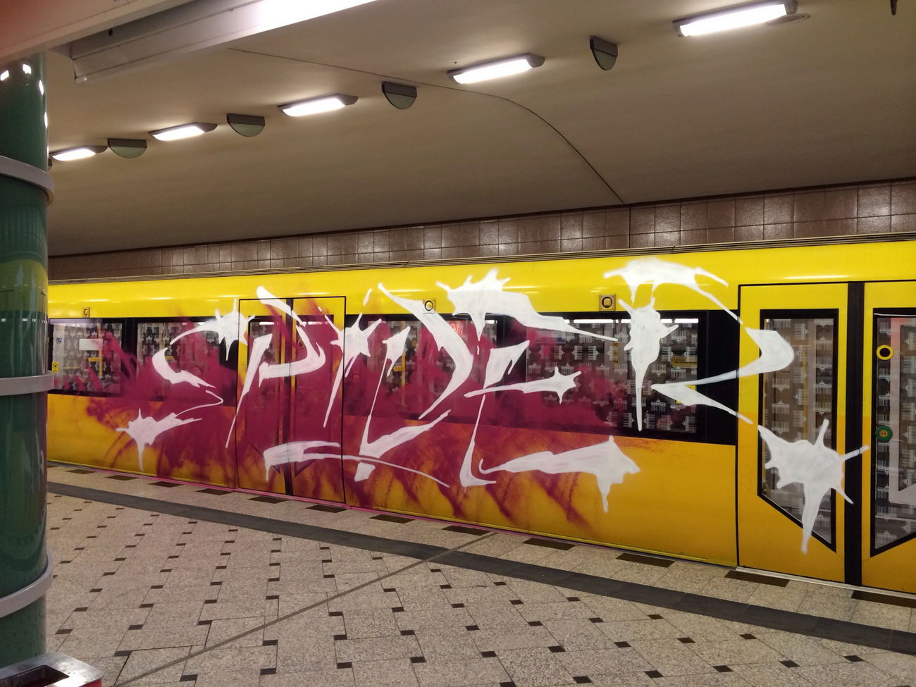 Graffiti Photo by RedOrBlue - Spider, Tba, Ubahn