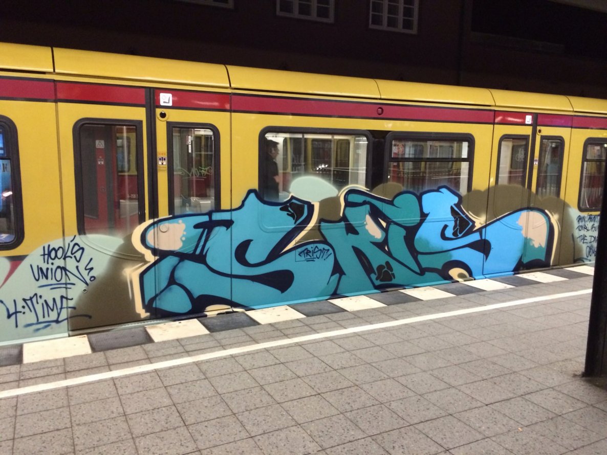 Graffiti Train - Photo by RedOrBlue - Skis, Kiss, dns