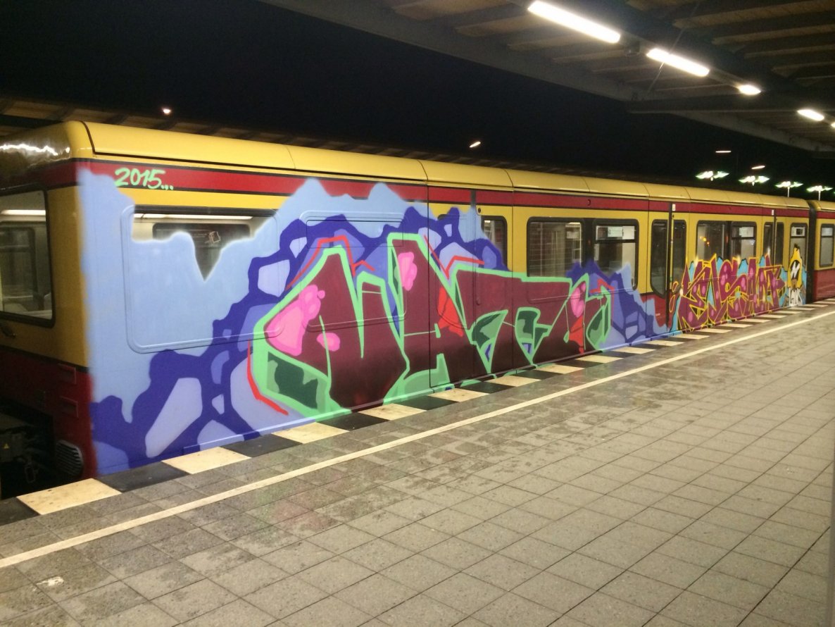Graffiti Train - Photo by RedOrBlue - Vato, rck