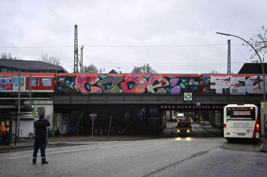 Graffiti Train in Hamburg - Photo by Reimemonster - Hamburg, train, code