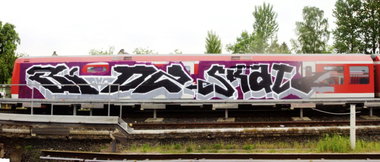 Graffiti Train in Hamburg - Photo by Reimemonster - bidz, skat