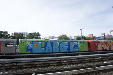 Graffiti Train in hamburg - Photo by Reimemonster - large