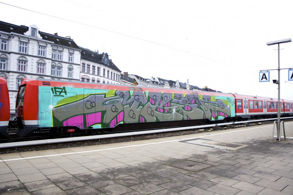 Graffiti Train in hamburg - Photo by Reimemonster - mesk, ifa