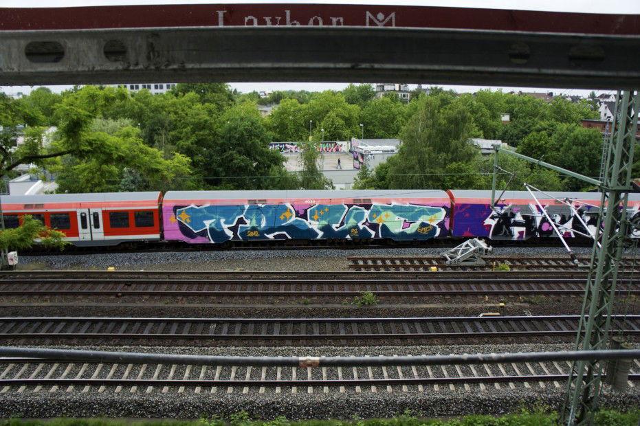 Graffiti Train in hamburg - Photo by Reimemonster - true, apris