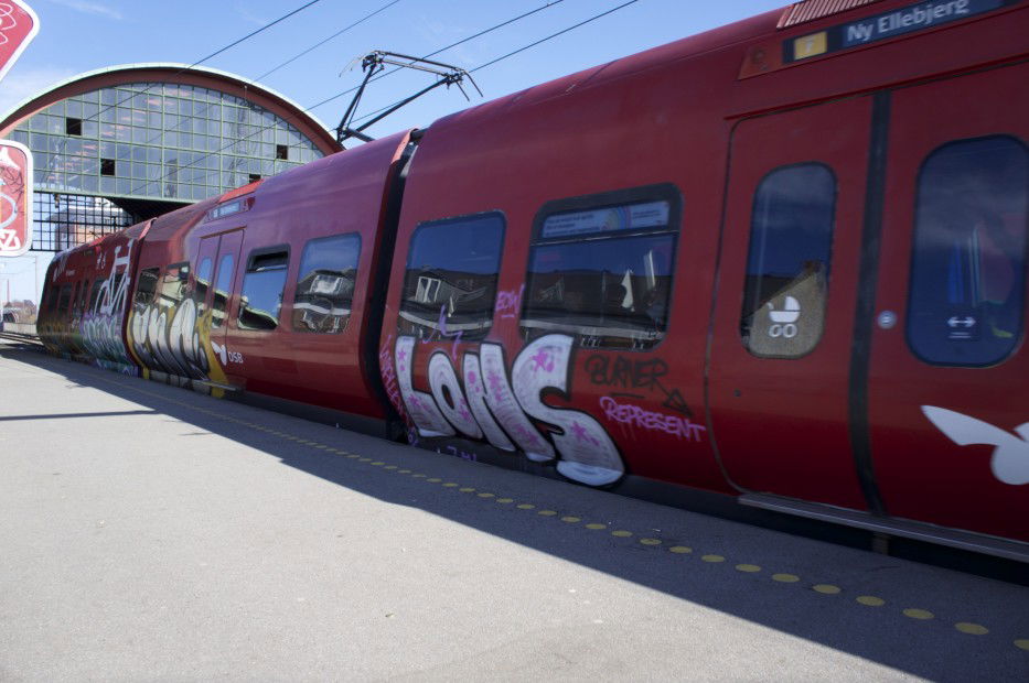 Graffiti Train in copenhagen - Photo by Reimemonster - lons