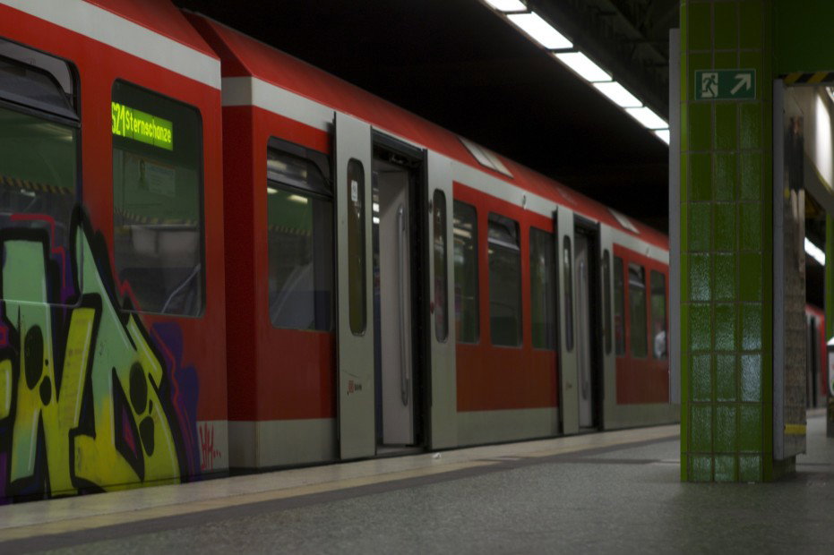 Graffiti Train in hamburg - Photo by Reimemonster - round