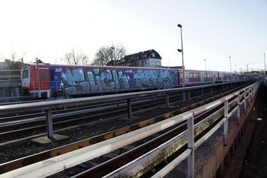 Graffiti Train in hamburg - Photo by Reimemonster - slick, apris
