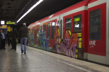Graffiti Train in hamburg - Photo by Reimemonster - enzo, gbr, rude