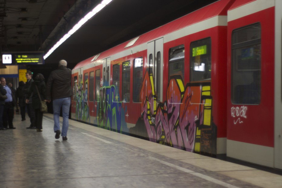 Graffiti Train in hamburg - Photo by Reimemonster - enzo, gbr, rude