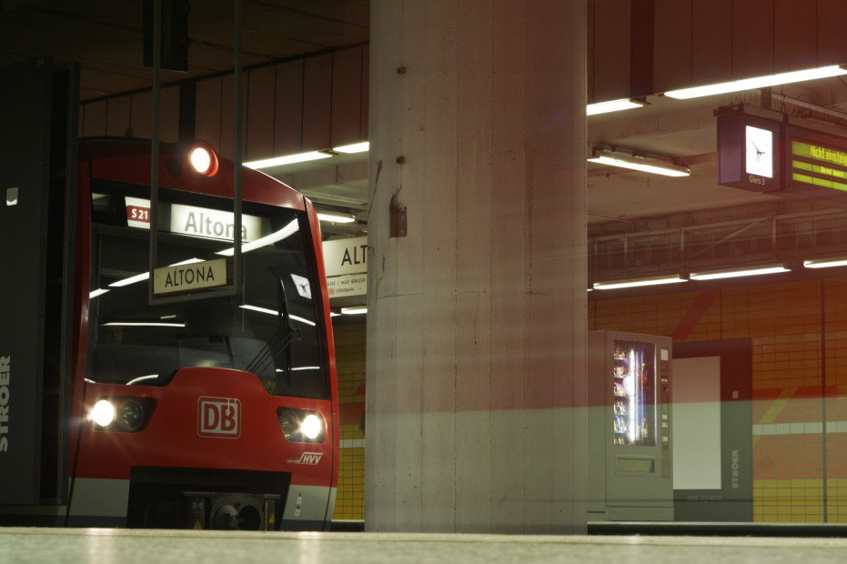 Graffiti Train in hamburg - Photo by Reimemonster