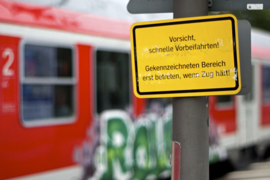 Graffiti Train in hamburg - Photo by Reimemonster - round