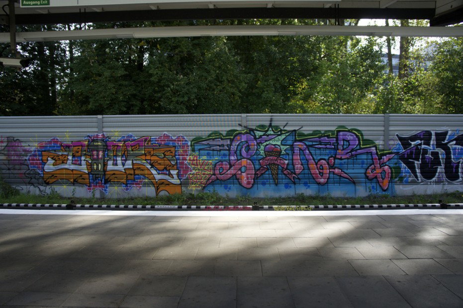 Graffiti Bombing in hamburg - Photo by Reimemonster - dior, gunr