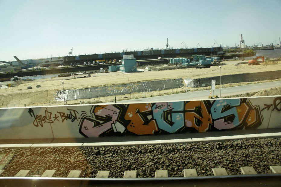 Graffiti Wall in hamburg - Photo by Reimemonster - jegas