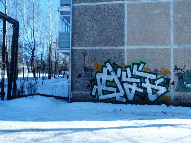 Graffiti Bombing in Smolensk - Photo by Rezh - ??? (2013)
