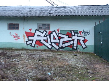 Graffiti Bombing - Photo by Rezh - ????..., ??, ????... (2014)