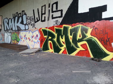 Graffiti Bombing - Photo by RmkGang - smoke, ske, neu (2014)
