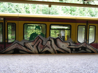 Graffiti Train in berlin - Photo by Rockets - .