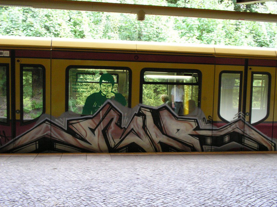 Graffiti Train in berlin - Photo by Rockets - .