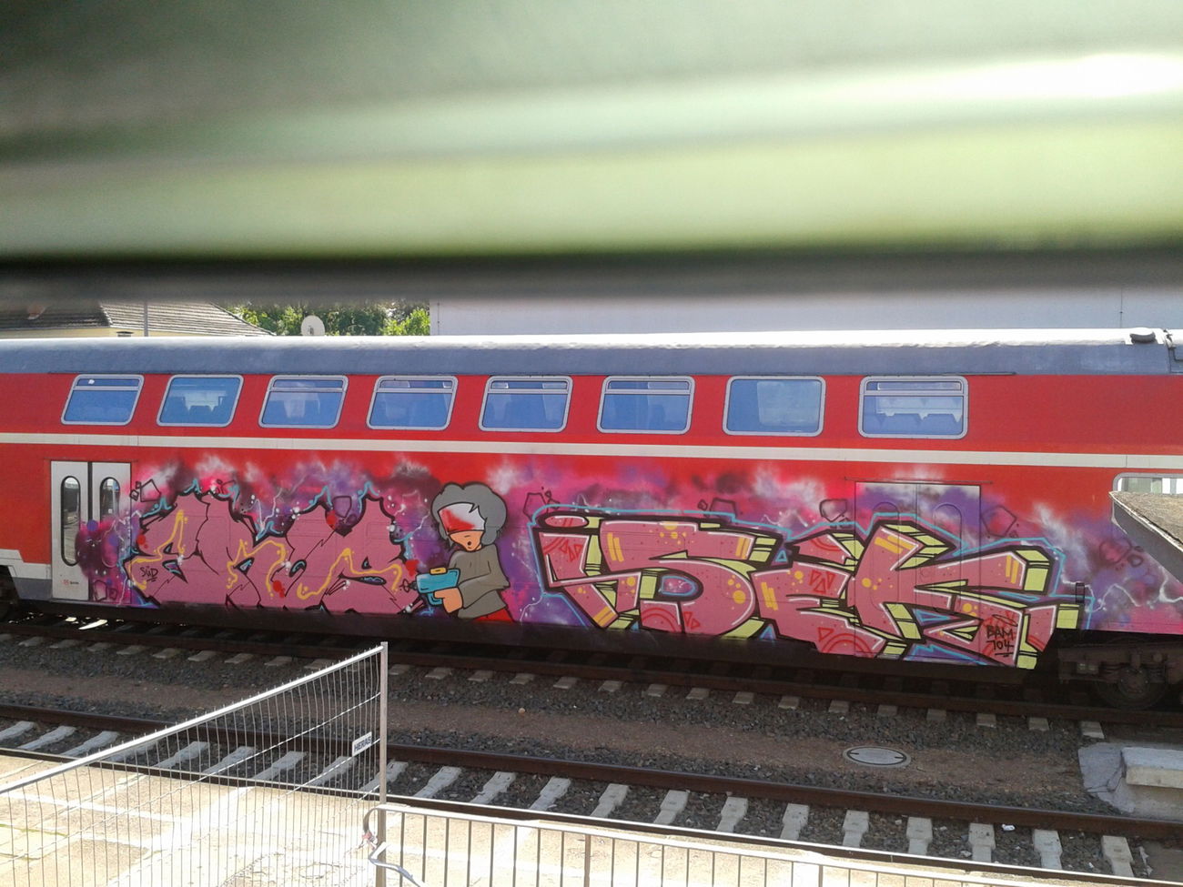 Graffiti Train - Photo by Roundhousekicker - Eros., Isek