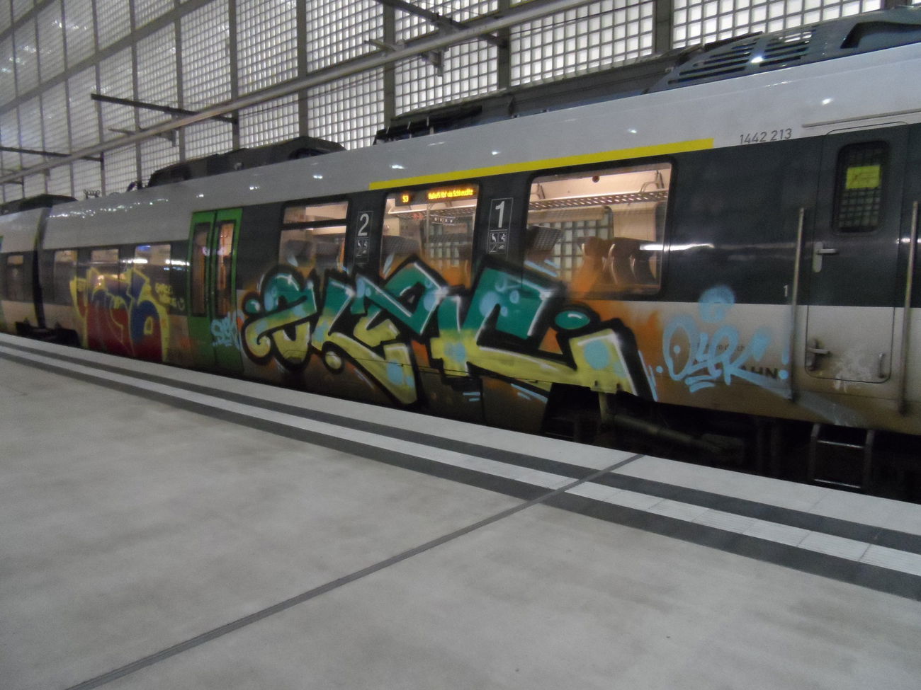 Graffiti Train - Photo by Roundhousekicker - olek, hiob