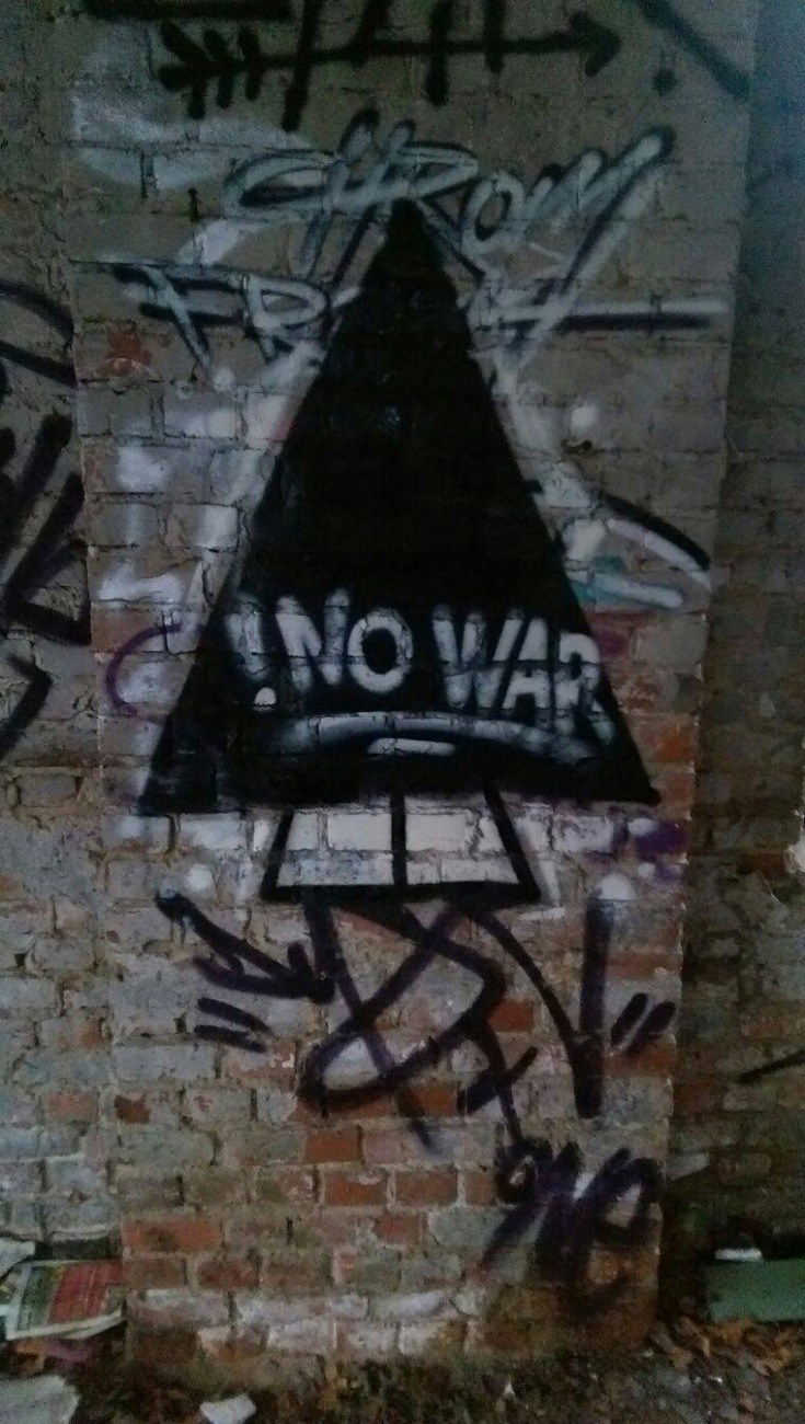 Graffiti Wall - Photo by RuloCrew - no, war, triangle (2015)