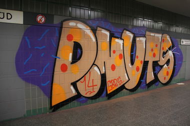 Graffiti Bombing - Photo by Rvacka - PNUT, PNUTS