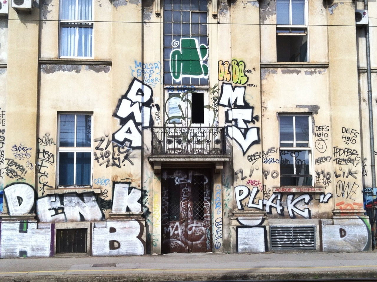 Graffiti Bombing - Photo by Rvacka - ZAGREB