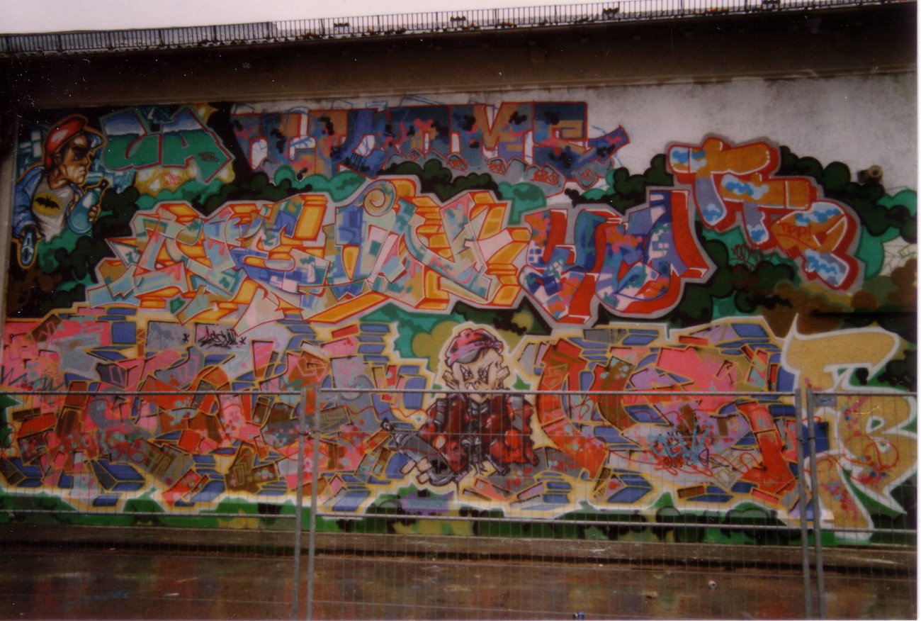 Graffiti Wall - Photo by SEAN - neon, scum, fbi (1989)