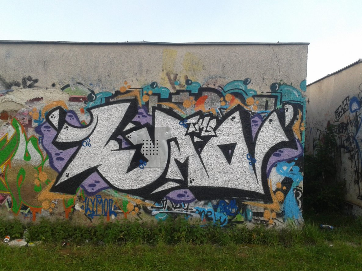 Graffiti Wall - Photo by SKYMORENY - kymor