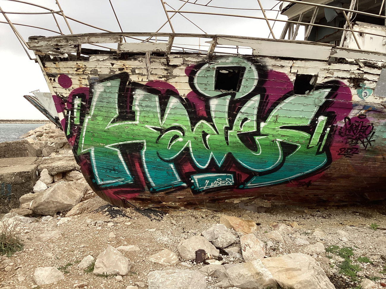 Graffiti in Bar montenegro - Photo by SUCKER - Hades, Sarajevo!