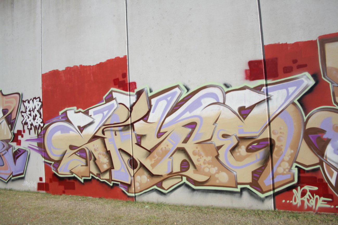 Graffiti Wall - Photo by SareOne_DmbMcr - sare (2011)