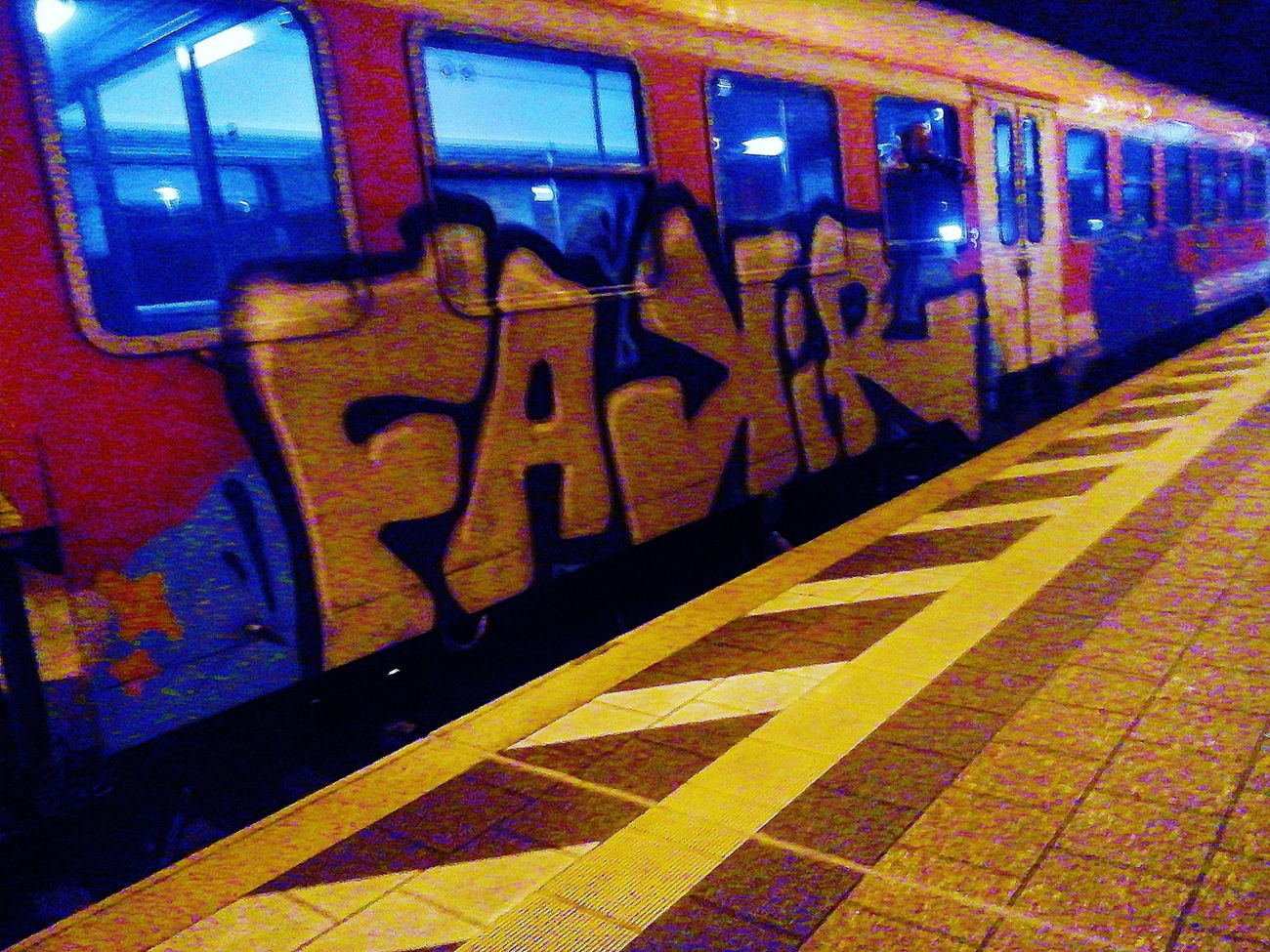 Graffiti Train - Photo by Schandiztat - fakir
