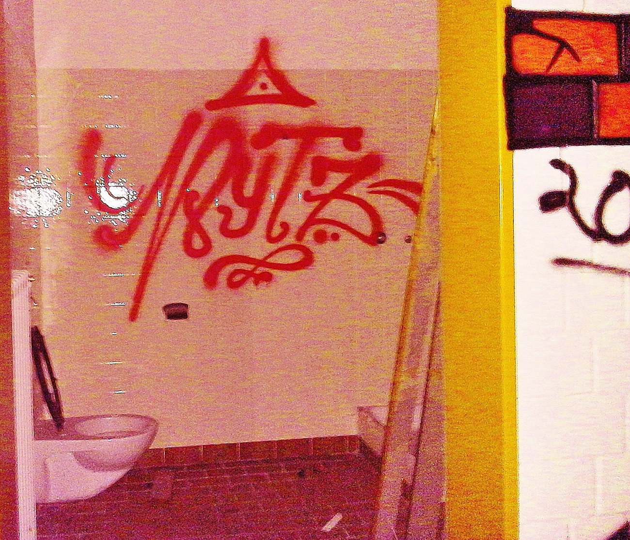 Graffiti Wall - Photo by Schandiztat