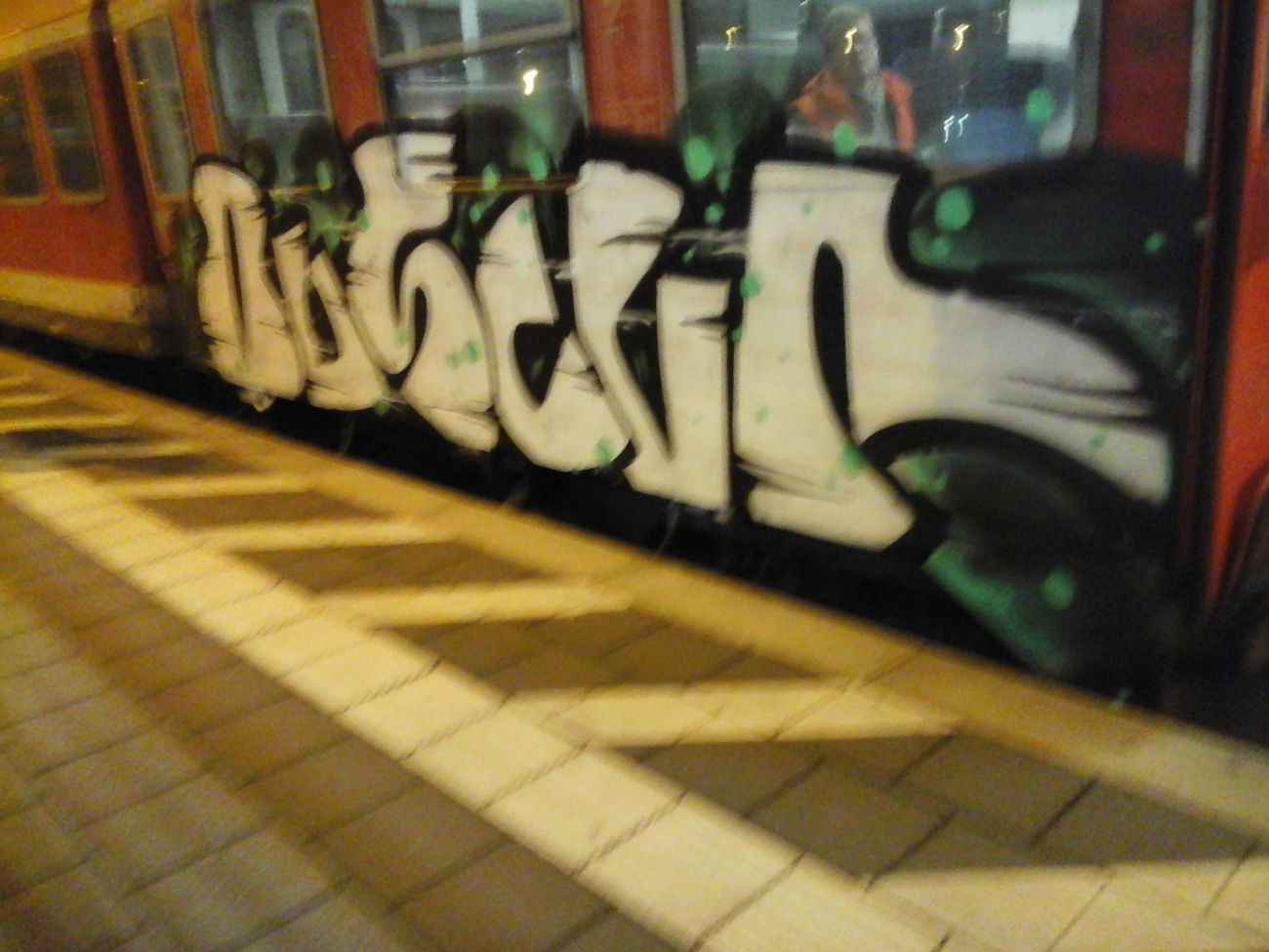 Graffiti Train - Photo by Schandiztat - obscur