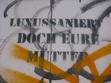 Graffiti Street Art - Photo by Schmierfink030 - luxussaniert, doch, eure