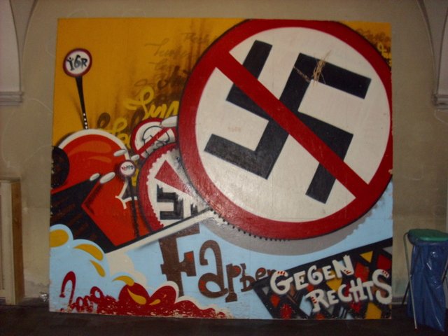 Graffiti Wall in Berlin - Photo by Schmierfink030 - gegen, rechts