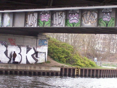 Graffiti Bombing in Berlin - Photo by Schmierfink030 - bullen