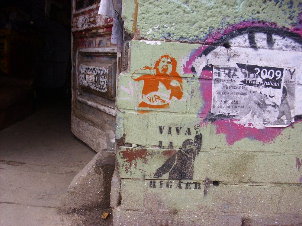 Graffiti Street Art in Berlin - Photo by Schmierfink030 - viva, la, rigaer