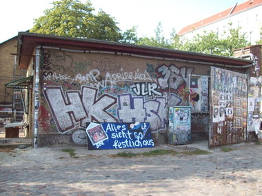 Graffiti Bombing in Berlin - Photo by Schmierfink030 - raw