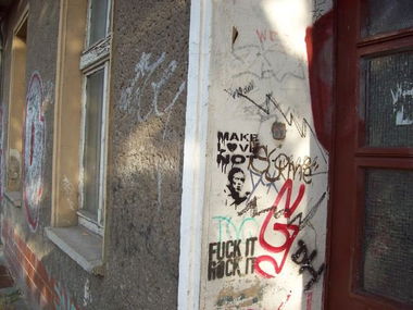 Graffiti Street Art in Berlin - Photo by Schmierfink030 - fuck, it