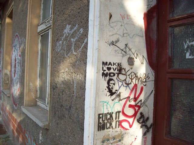 Graffiti Street Art in Berlin - Photo by Schmierfink030 - fuck, it